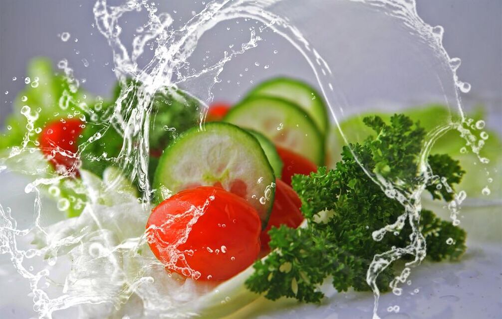 Os alimentos saudables e a auga son elementos importantes para a perda de peso