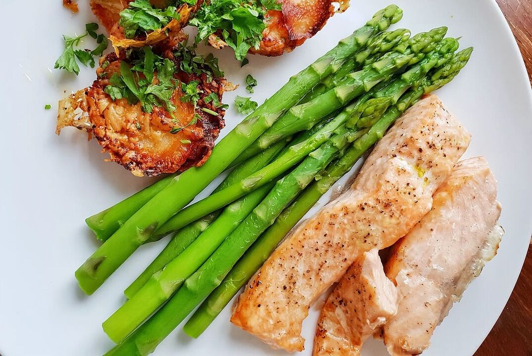 Peixe ao forno con espárragos no menú de dieta baixa en carbohidratos
