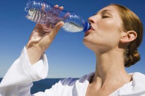 Beba auga se está a facer unha dieta preguiceira